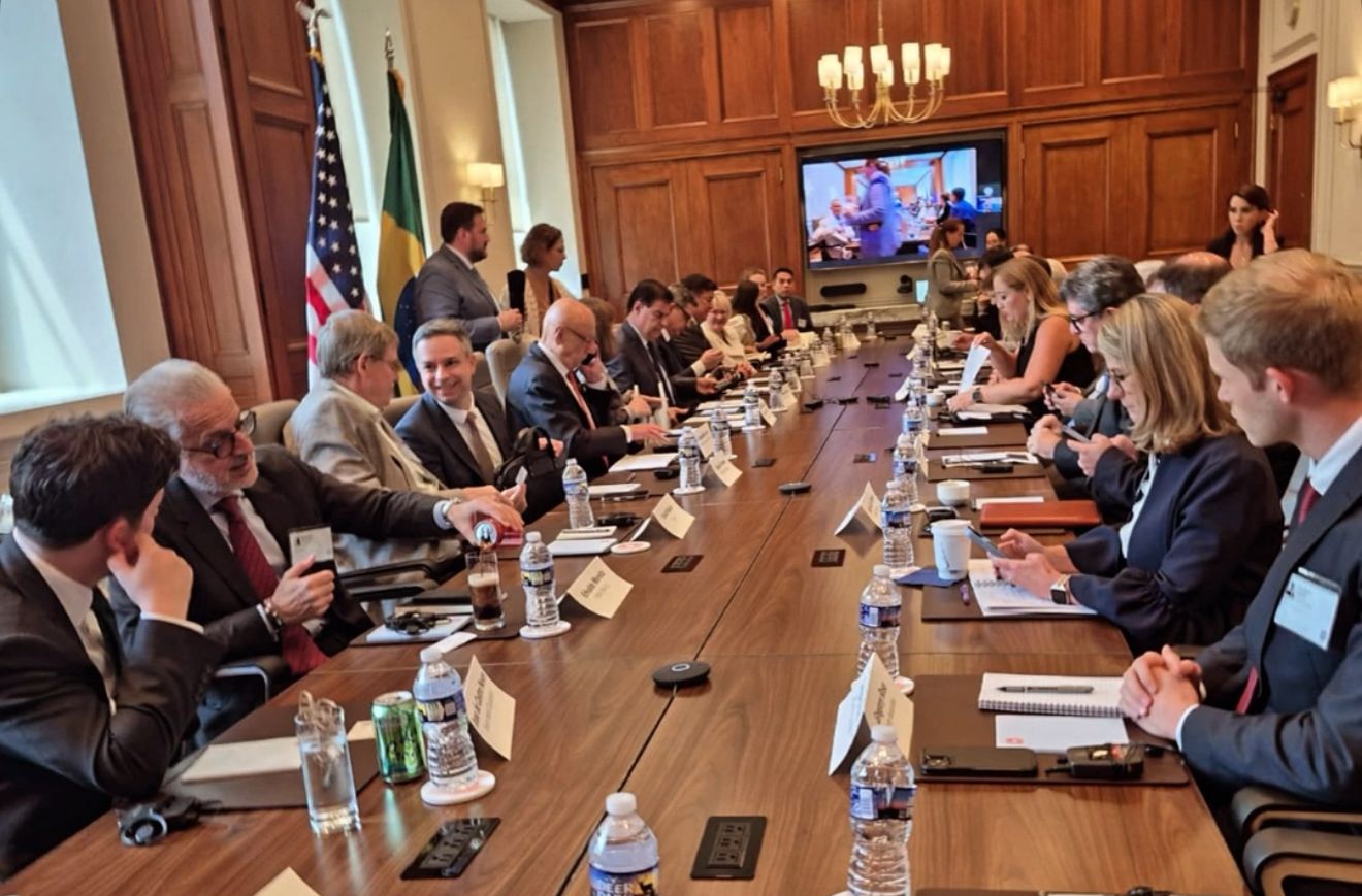 Senadores brasileiros lutam contra tarifa de 50% imposta por Trump. Missão em Washington busca diálogo e soluções para proteger a economia brasileira. Foto: reprodução do instagram / @carlosviana