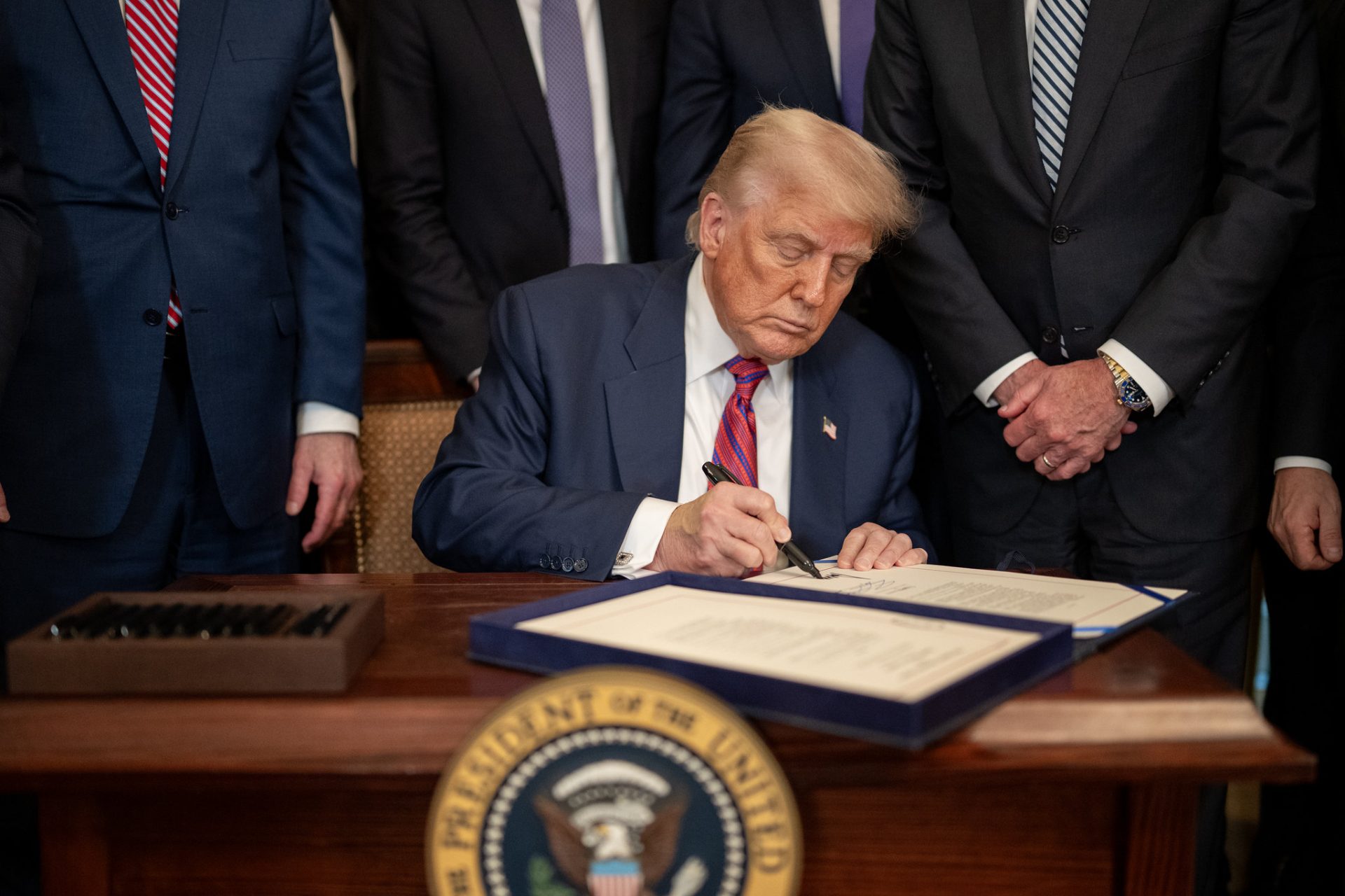 Donald Trump assina decreto impondo tarifa de 50% ao Brasil, alegando ameaça aos EUA e violações de direitos humanos contra Bolsonaro e apoiadores. Foto: Daniel Torok White House - Fotos Públicas
