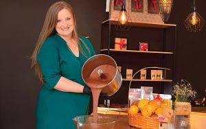 Do cacau ao chocolate, como o ES transformou cultivo em protagonismo Fabiane Reinholz é proprietária da Reinholz Chocolate, em Colatina, venceu o prêmio Produtor Sustentável do Sicoob. Foto: Divulgação