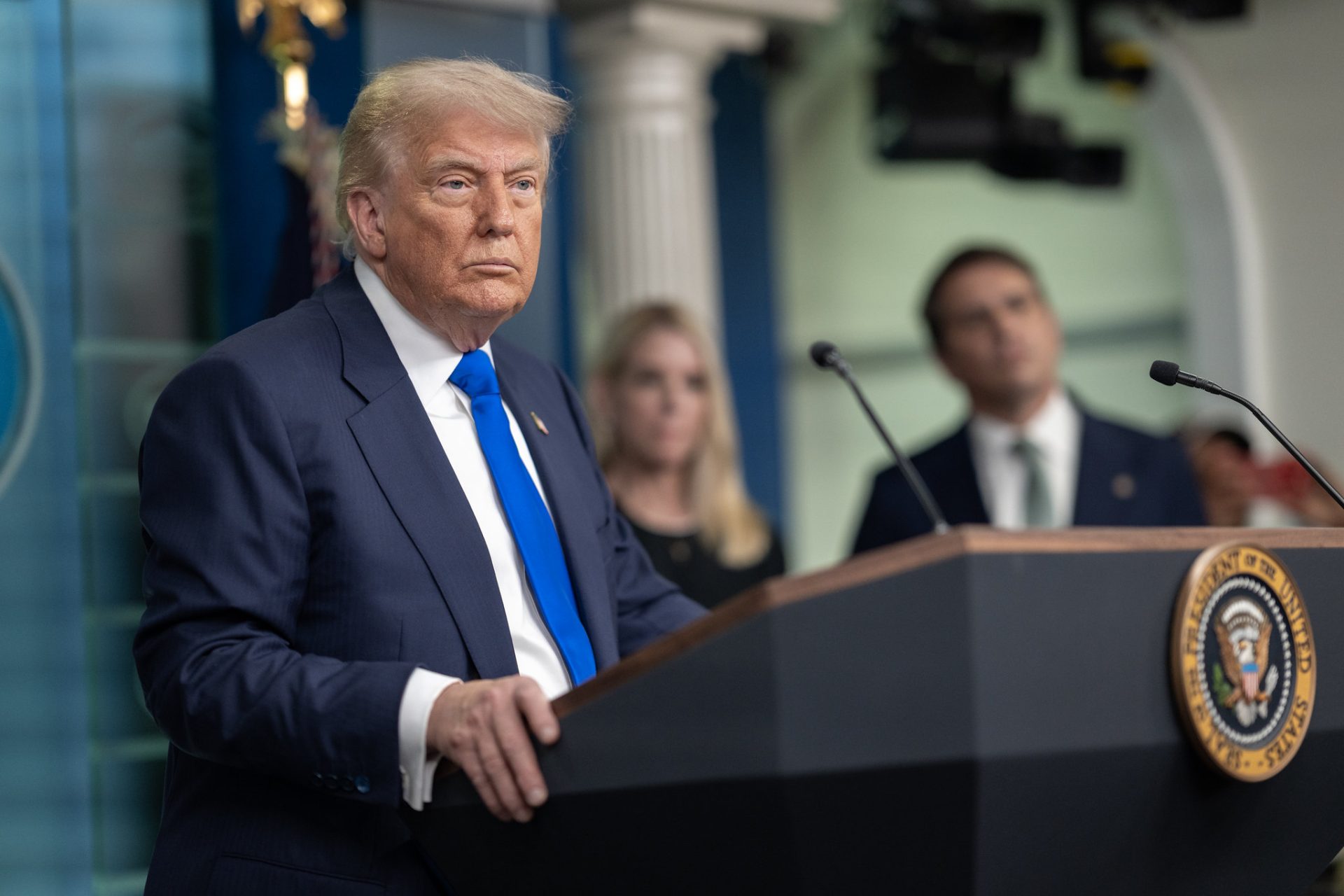 Presidente Trump detalha planos de expansão militar de US$ 1 trilhão, celebra tarifas, propõe anexação do Canadá e emite forte alerta ao Hamas. Foto: oficial da Casa Branca por Molly Riley - Fotos Públicas