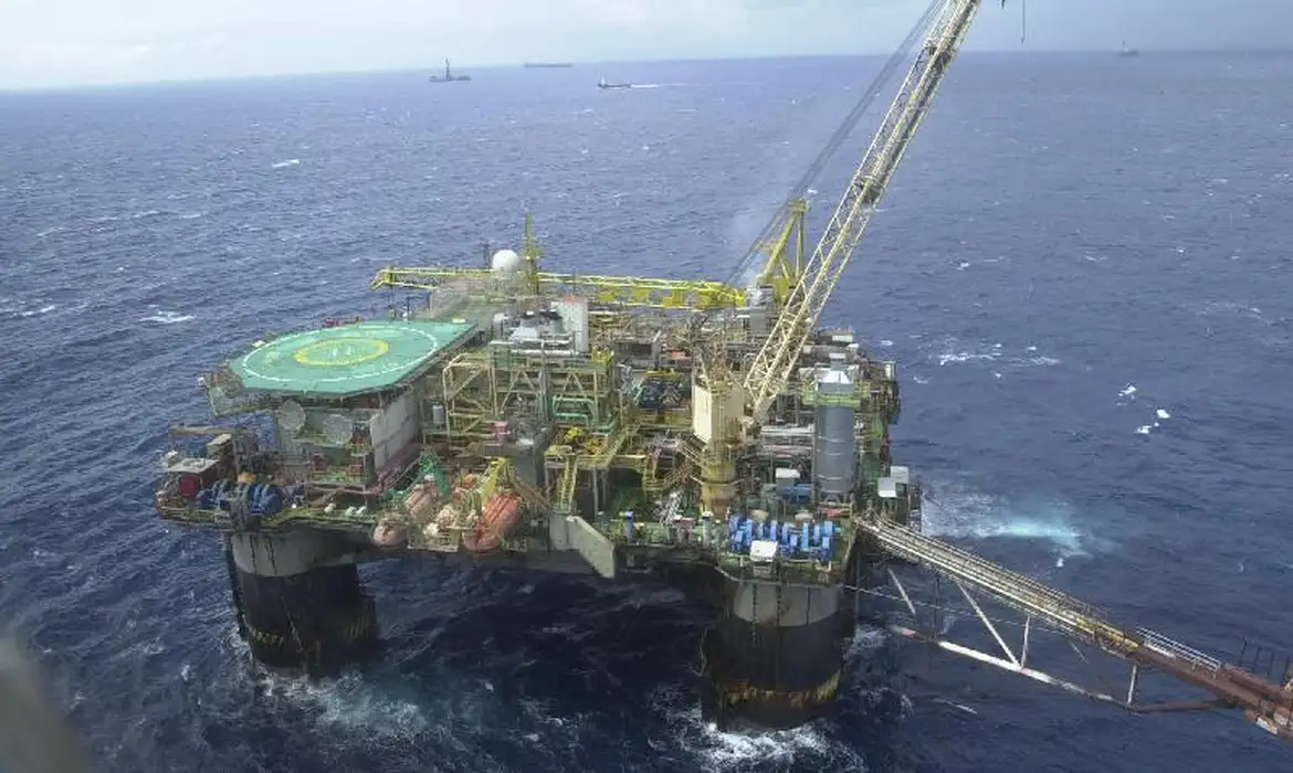 Navalshore 2025 aborda descarbonização, transição energética e licenciamento ambiental. Ibama revela que óleo e gás lidera licenças. Debates focam em inovação. Foto: Arquivo Agência Brasil
