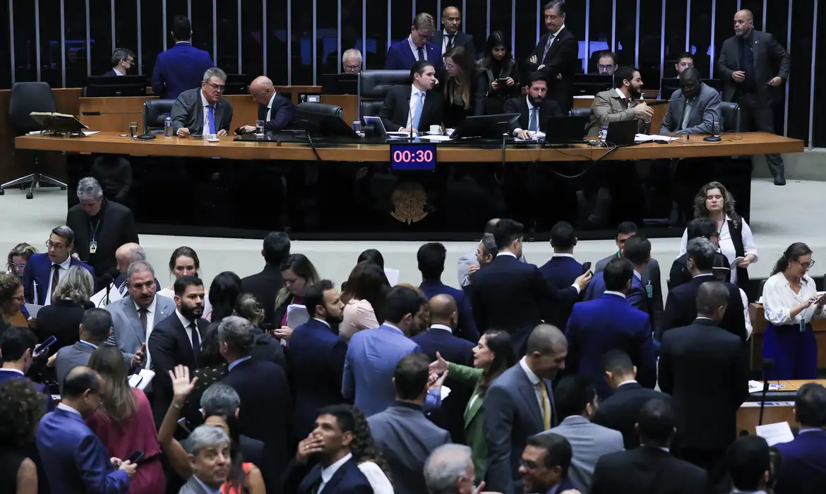 A Câmara dos Deputados reage à decisão do governo de judicializar o IOF e promete reagir. Foto: © Lula Marques/Agência Brasil