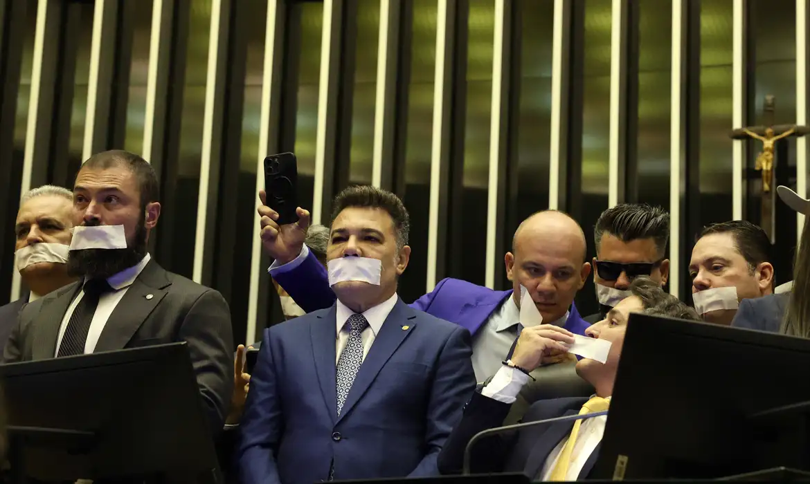 Oposição pernoita no Congresso Nacional, protestando contra prisão de Bolsonaro e por anistia. Ação paralisa votação de projetos cruciais, como a isenção de IR. Foto: © José Cruz/Agência Brasil