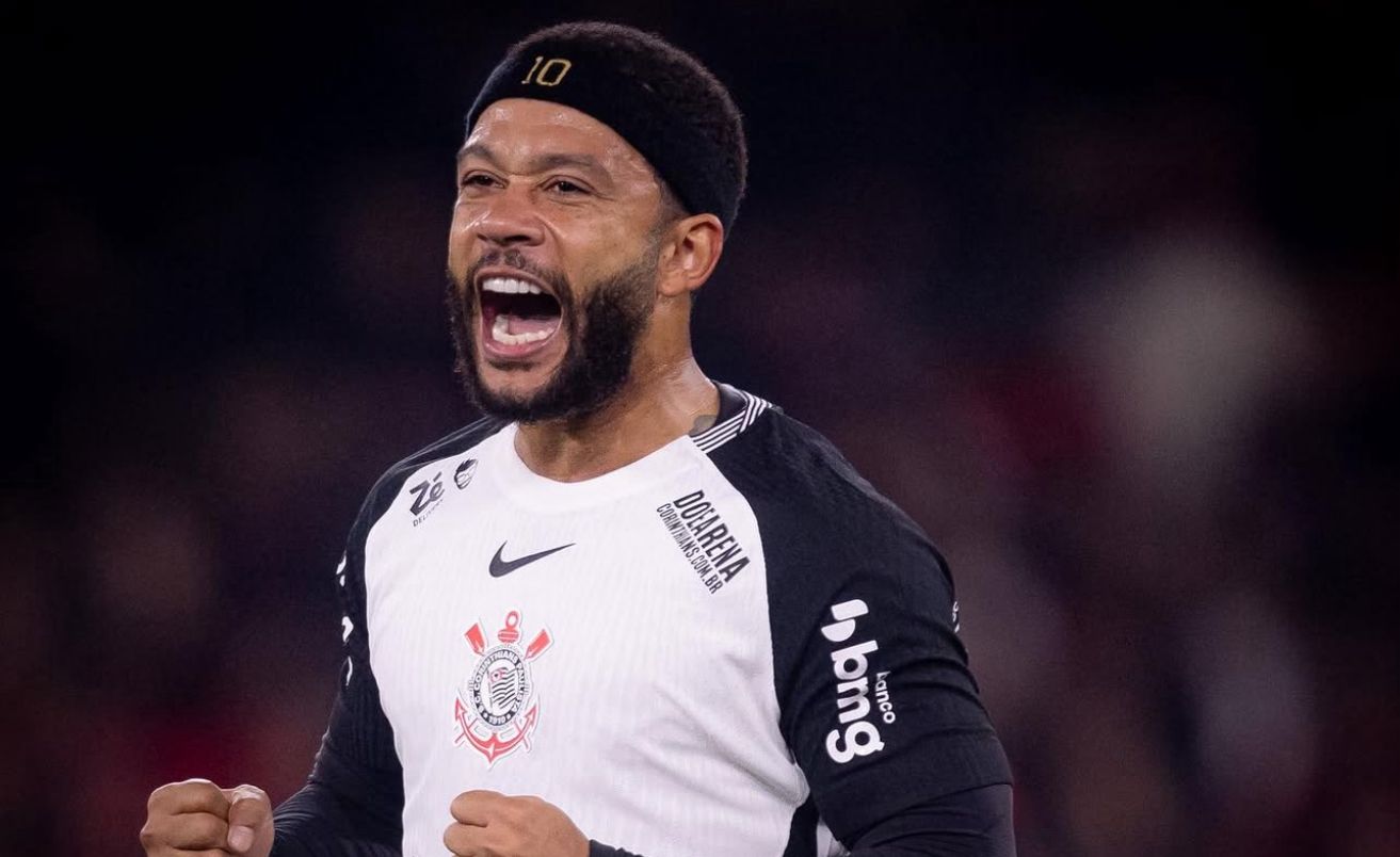 Memphis Depay, do Corinthians, criticou gramado sintético da Ligga Arena. O holandês cobrou mudanças: 'A grama artificial mata o jogo'. Foto: Reprodução/Instagram/ @Corinthians