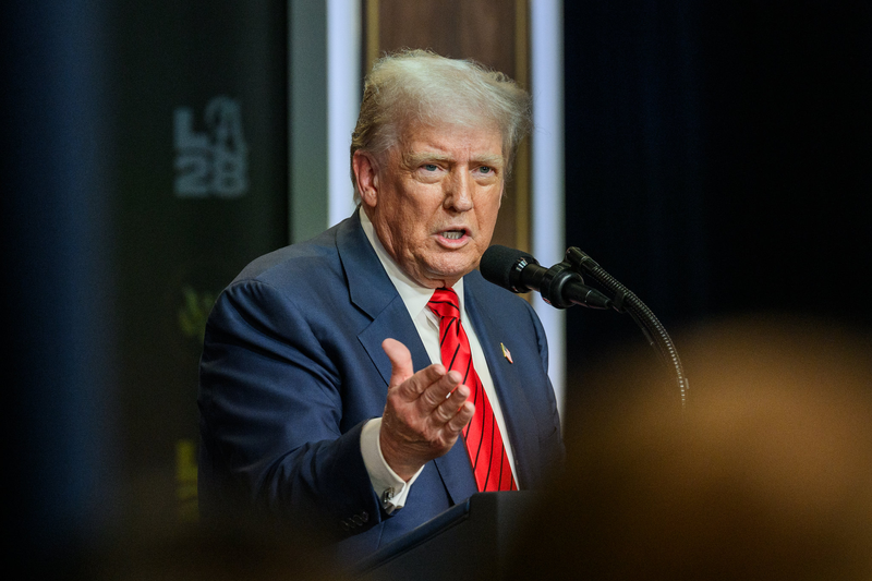 Donald Trump ameaça cancelar licenças de emissoras que o criticam nos EUA. Ações contra a mídia e Kimmel contrastam com sanções ao Brasil. Foto: oficial da Casa Branca por Emily J. Higgins.