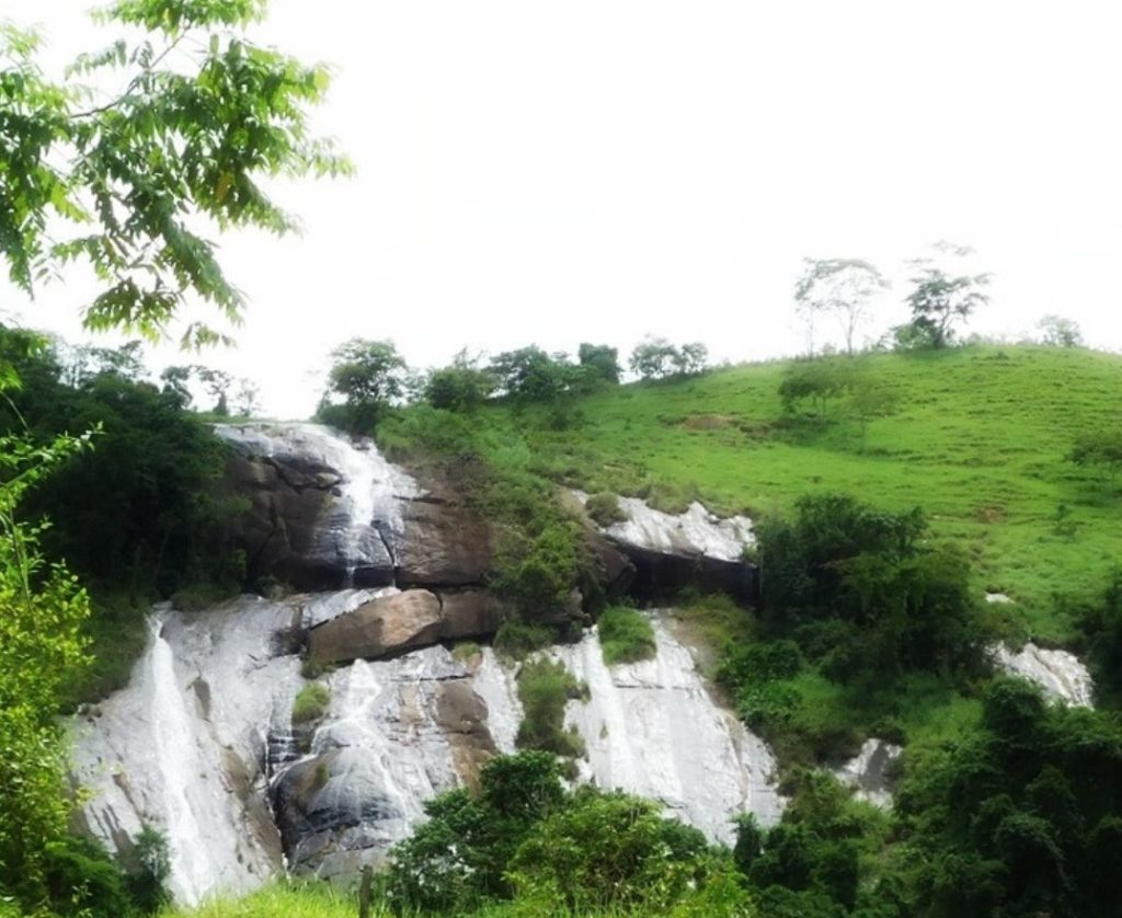 Cachoeira do Roncador: encanto natural em Alegre Cachoeira do Roncador: encanto natural em Alegre