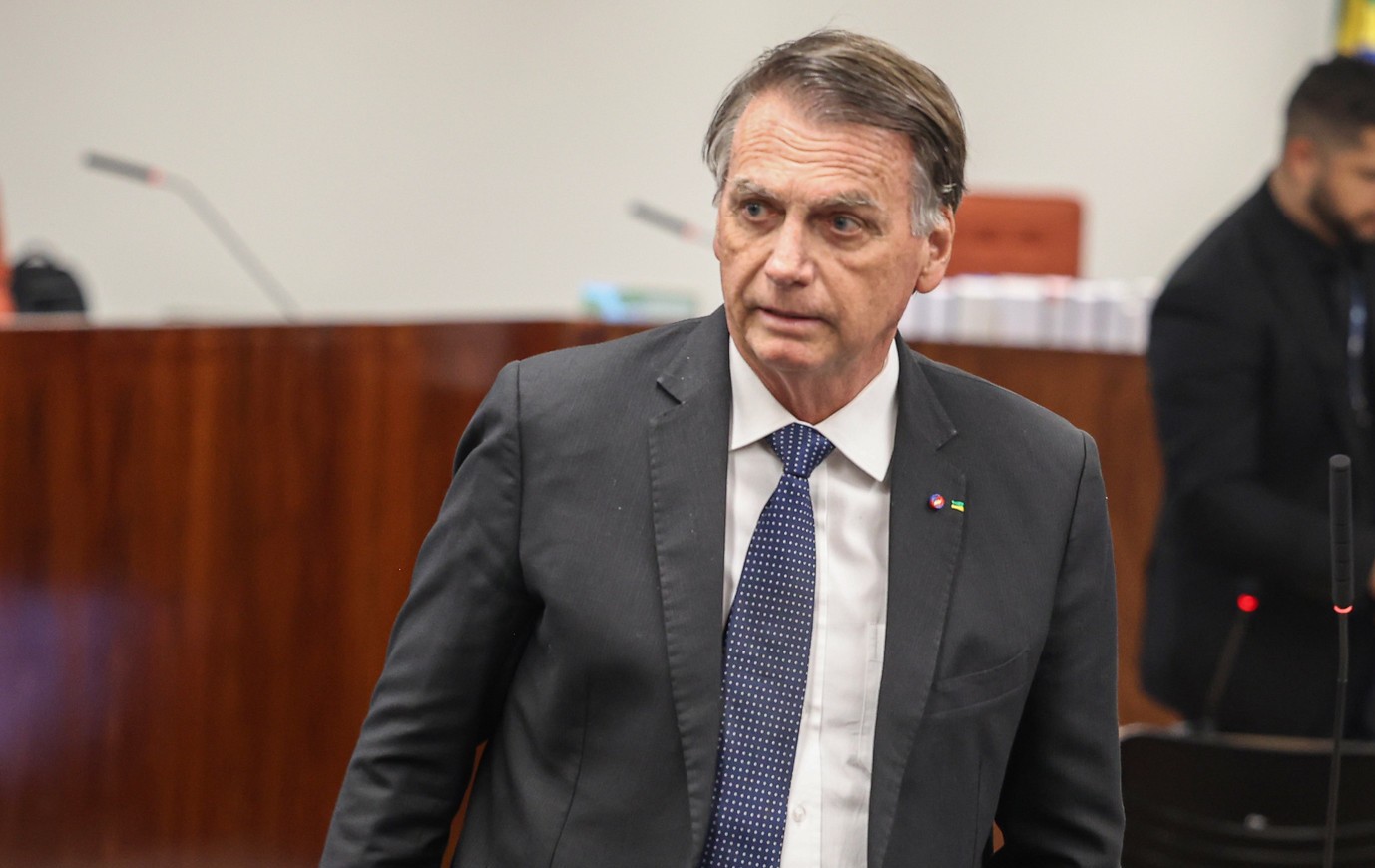 A mídia internacional detalha o indiciamento de Bolsonaro e filho pela PF e o plano de asilo na Argentina, com análises de The Guardian, El País, Clarín e mais. Foto: Valter Campanato/Agência Brasil