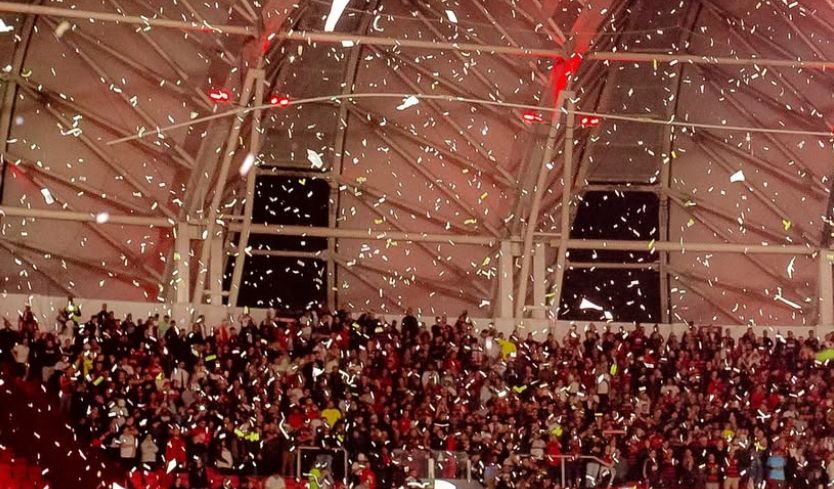 Conmebol denuncia Internacional por atraso de 21 minutos em jogo da Libertadores contra o Flamengo, devido a 