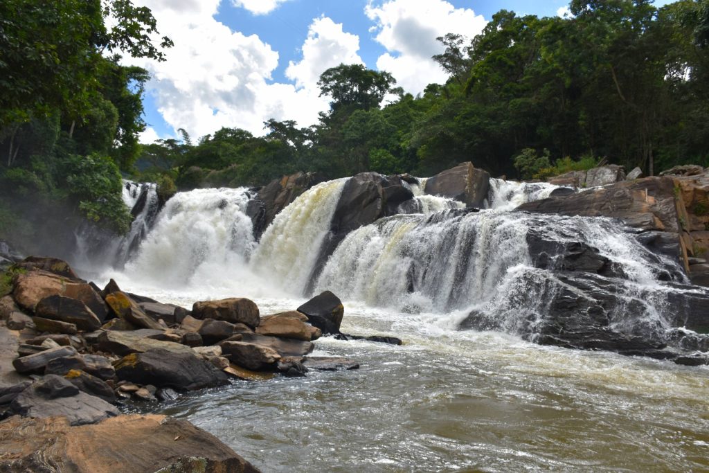 Cachoeira do Roncador: encanto natural em Alegre Cachoeira do Roncador: encanto natural em Alegre
