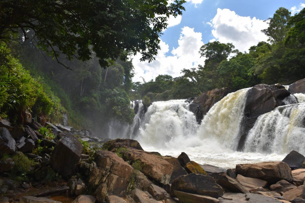 Cachoeira do Roncador: encanto natural em Alegre Cachoeira do Roncador: encanto natural em Alegre