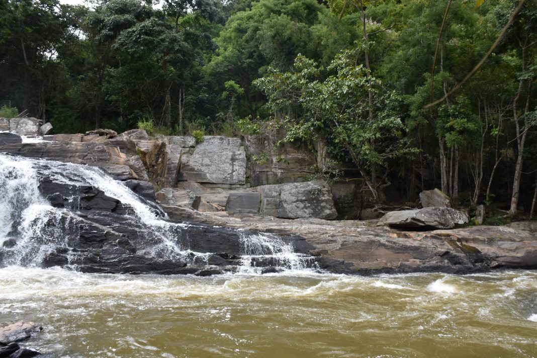 A Cachoeira do Roncador, em Alegre, é conhecida por suas águas cristalinas e a beleza natural ao seu redor. Foto: Prefeitura Municipal de Alegre