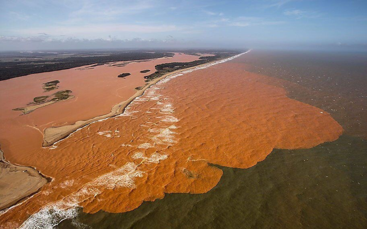 Mancha de lama oriunda de Mariana invadiu o Rio Doce, em 2015. Foto: Governo do ES