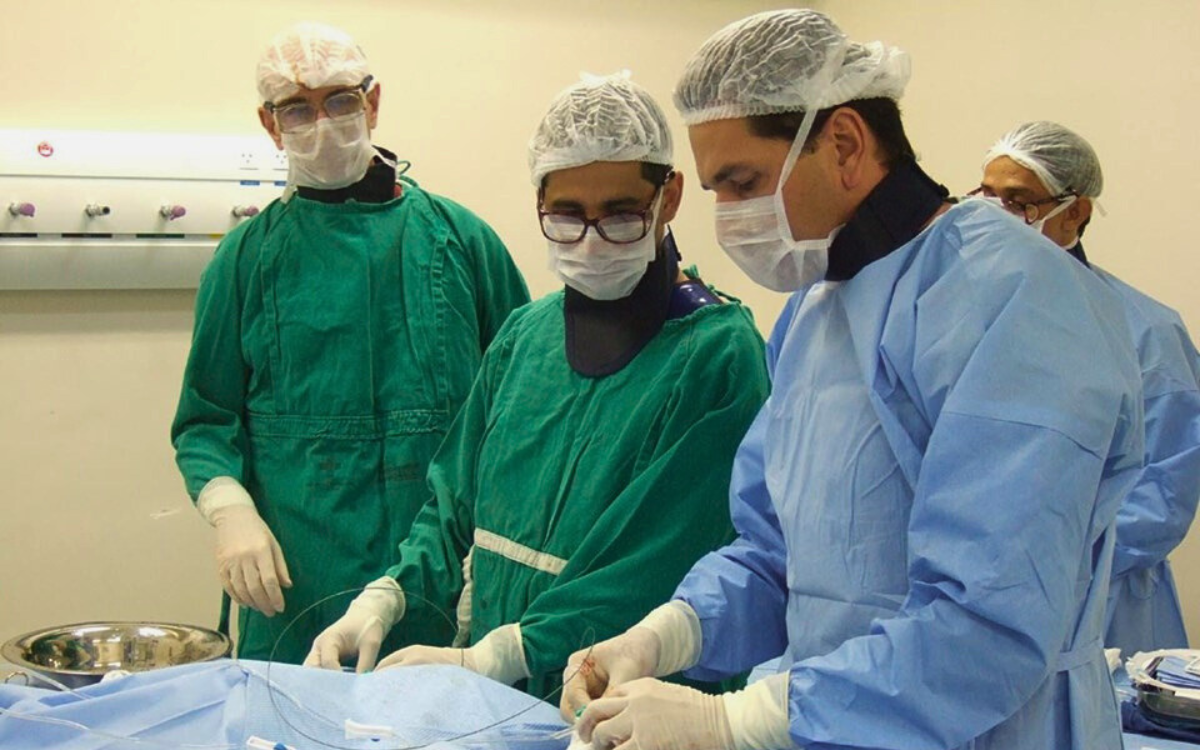 Médicos do HEC realizando procedimento médico. Foto: Sesa/Governo do ES