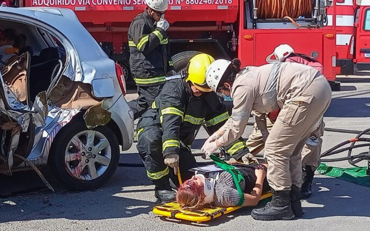 Simulado da cena de um acidente de trânsito feito no ES. Foto: Campanha Maio Amarelo/Detran ES