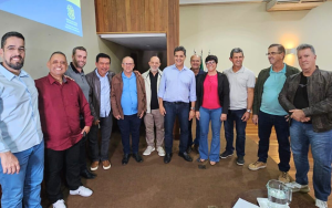 Autoridades políticas e empresários na última reunião sobre a obra do aeroporto da Região das Montanhas. Foto: Prefeitura de Domingos Martins