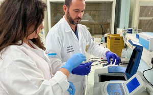 A Polícia Científica do Espírito Santo realiza a coleta de DNA. Foto: Governo do ES