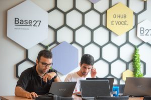 Hack27 Ensino Superior promove maratona de inovação com universitários e empresas líderes no ES. Evento começa nesta sexta-feira (22). Foto: divulgação/ Base27