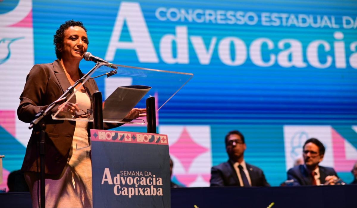 Presidente da OAB-ES, Erica Neves, resgatou a presença institucional da Seccional e reforçou o papel histórico da Ordem. Foto: Rodrigo Gavini