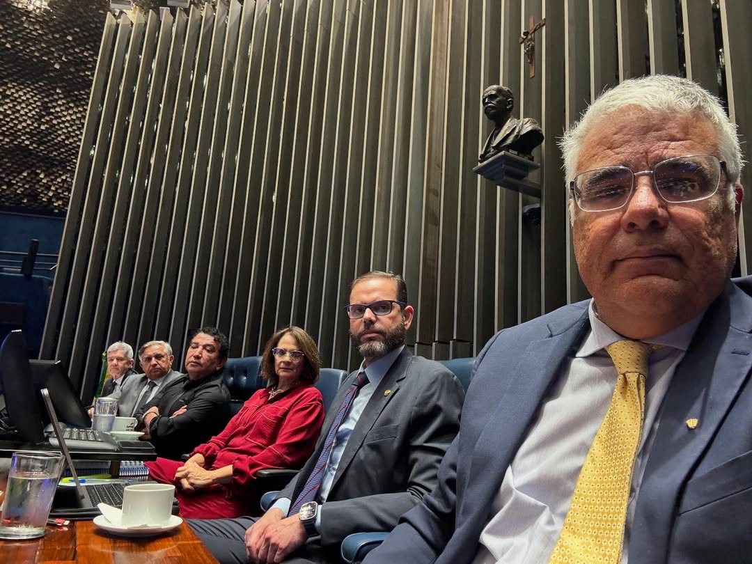 Senadores bolsonaristas ocupam mesa diretora em protesto contra Moraes