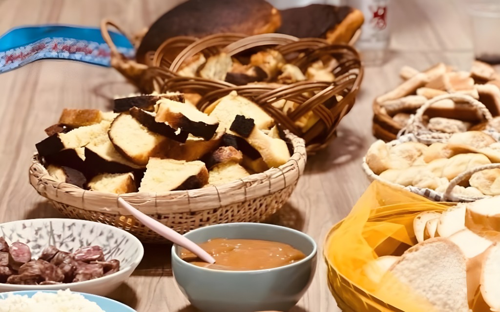 O tradicional café da manhã pomerano tem brotes caseiros, linguiça, biscoitos e doces, entre outras delícias. Foto: Divulgação / Pomeranos em Pancas