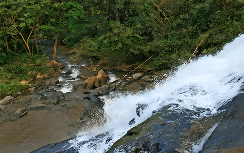 Cachoeira do Zé Bernardo: a queda d'água atrai visitantes. Foto: Prefeitura Municipal de Brejetuba