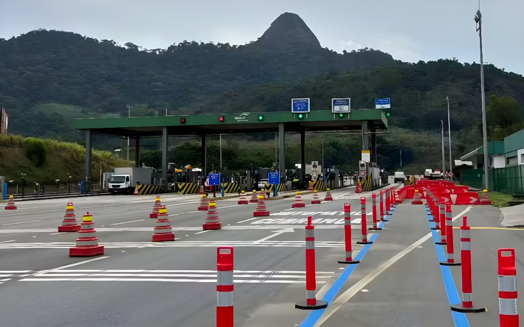 Praça de pedágio da BR-101 com faixa exclusiva para motociclistas. Foto: Ecovias Capixaba