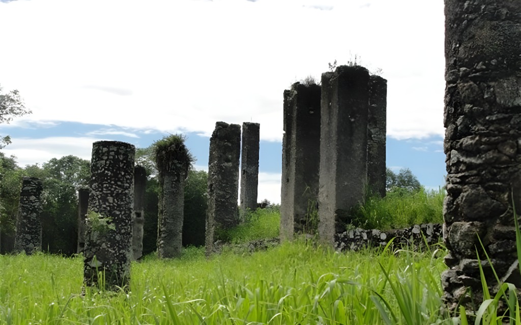 As ruínas do Salinas consistem em 32 pilastras, quadradas e arredondadas, construídas em argamassa, óleo de baleia e conchas. Foto: Prefeitura Municipal de Anchieta
