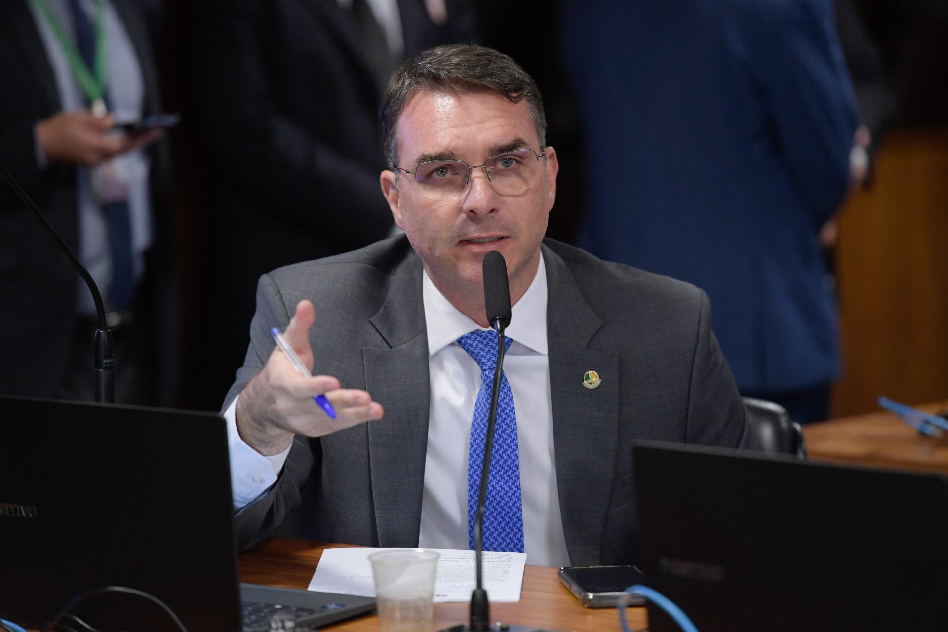 Senador Flávio Bolsonaro detalha proposta de oposição: 'pacote da paz' com anistia a condenados do 8 de janeiro e impeachment de Alexandre de Moraes. Foto: Saulo Cruz/Agência Senado
