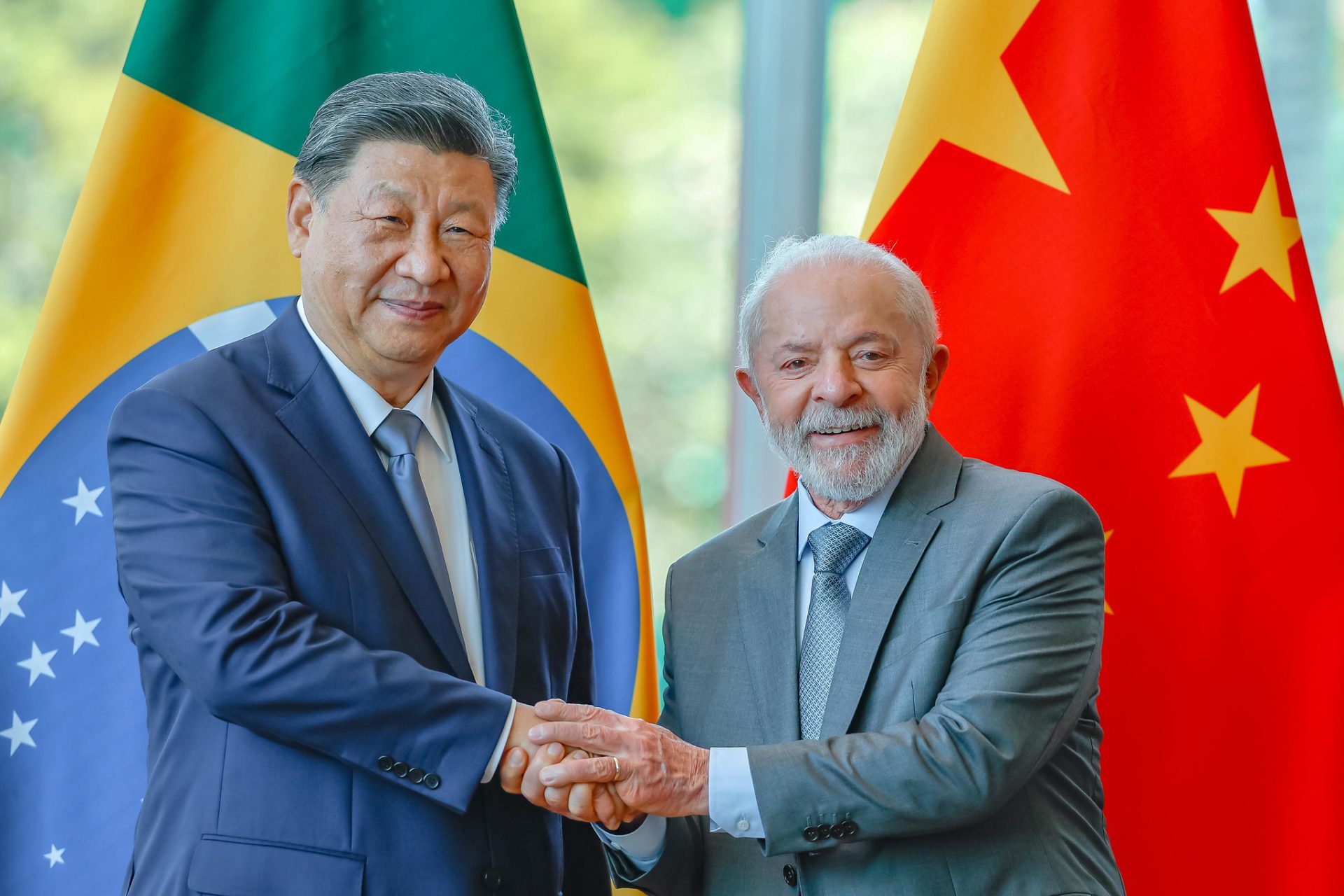 Presidentes Lula e Xi Jinping discutem ampliação de negócios Brasil-China, enfrentando tarifas dos EUA. Foco em multilateralismo, Sul Global e pautas cruciais. Foto: Ricardo Stuckert/PR