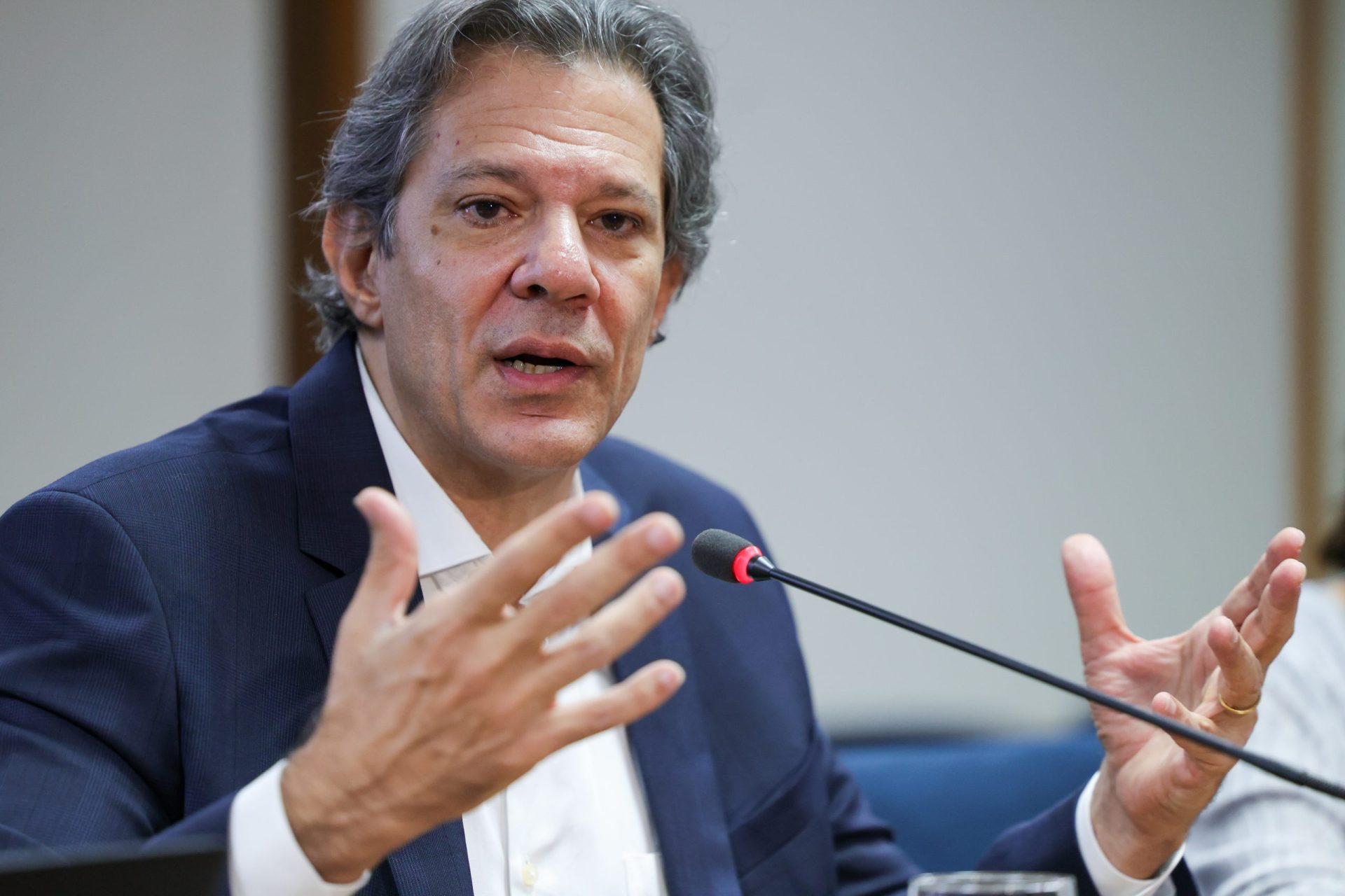 Ministro Haddad reitera busca por cooperação com EUA diante de tarifas, enfatizando potencial de parcerias e participação em infraestrutura. Foto: Fabio Rodrigues-Pozzebom/ Agência Brasil