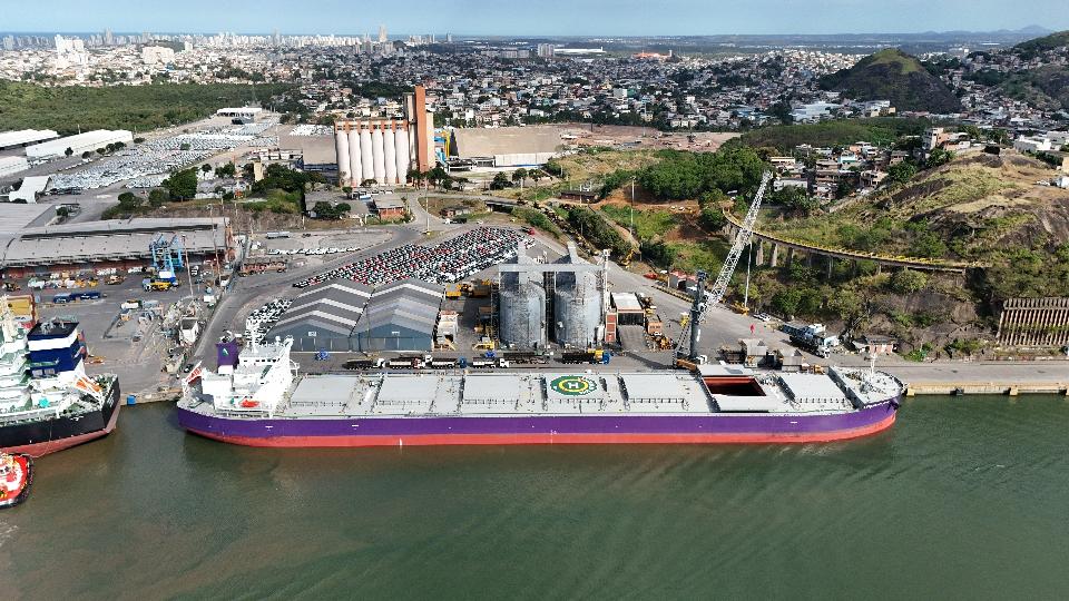 Navio em operação em porto capixaba reforça a presença do Espírito Santo no radar das rotas globais do comércio marítimo.