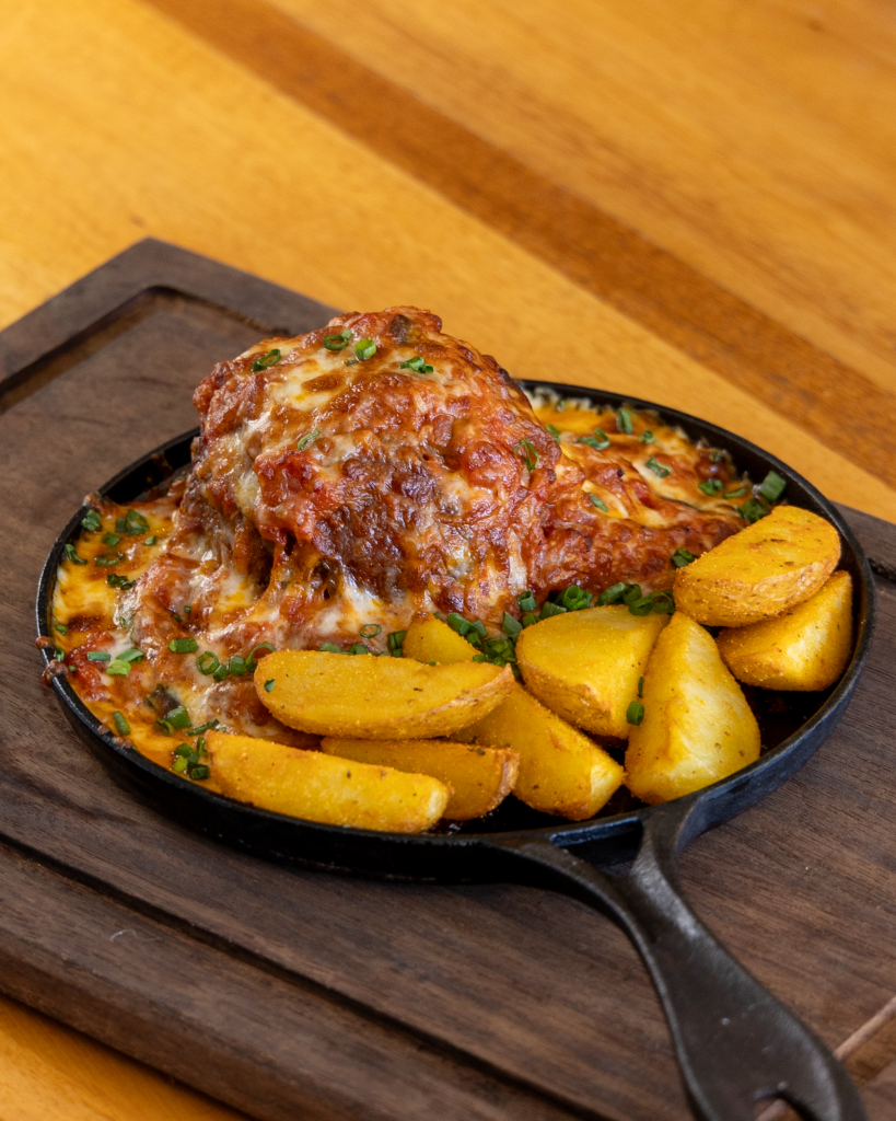 Polpetone steak’s à parmegiana, da Steakes Churrascaria. Foto: divulgação/ Boteco Colatina