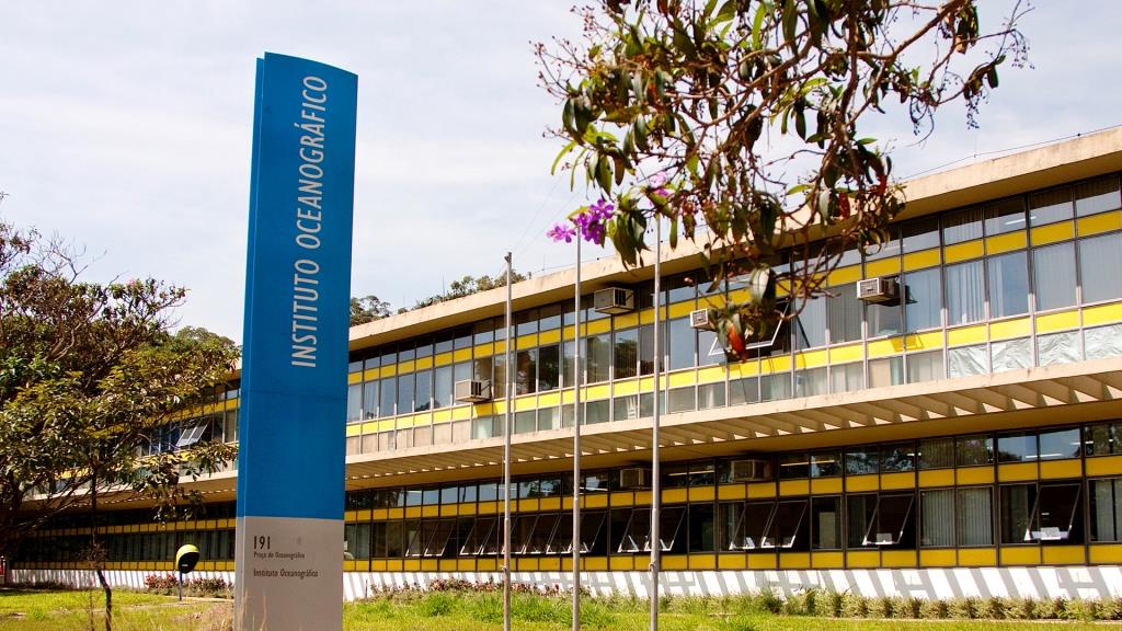 A USP doa o navio de pesquisa Alpha Delphini, avaliado em R$ 9,3 milhões, à Marinha do Brasil para uso estratégico em oceanografia e segurança da navegação/ Reprodução: https://www.io.usp.br/ Sede IOUSP. Fachada do prédio sede (esq.)