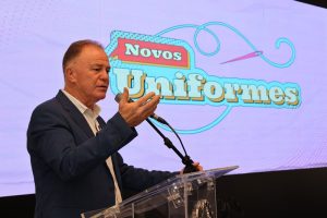 O governador Renato Casagrande durante a cerimônia de lançamento dos novos uniformes da rede estadual. Foto: Helio Filho/Secom