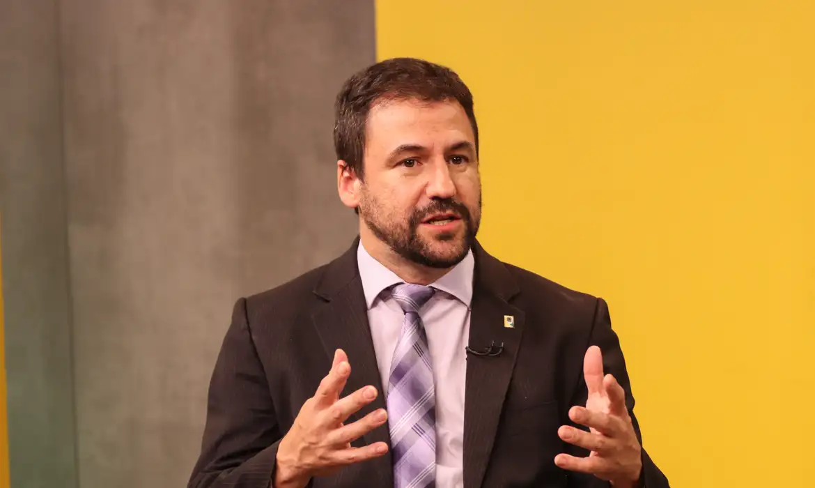 João Brant, secretário de Políticas Digitais, defende que o Brasil já tem órgãos capazes de fiscalizar o PL 2.628/2022, visando a proteção de menores. Foto: © Valter Campanato/Agência Brasil