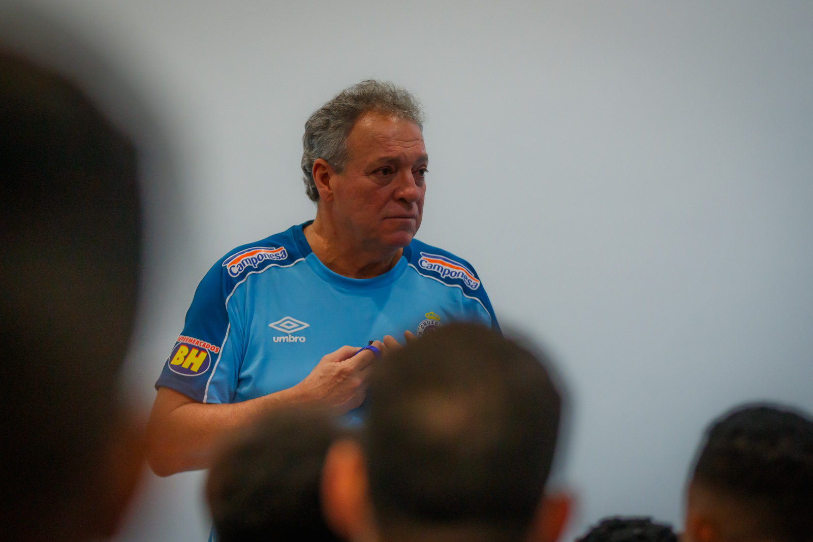 Abel Braga, ex-técnico, revela desconforto com Ancelotti no comando da Seleção e ceticismo sobre o hexacampeonato em 2026, destacando jovens talentos. Foto: Fotos Públicas