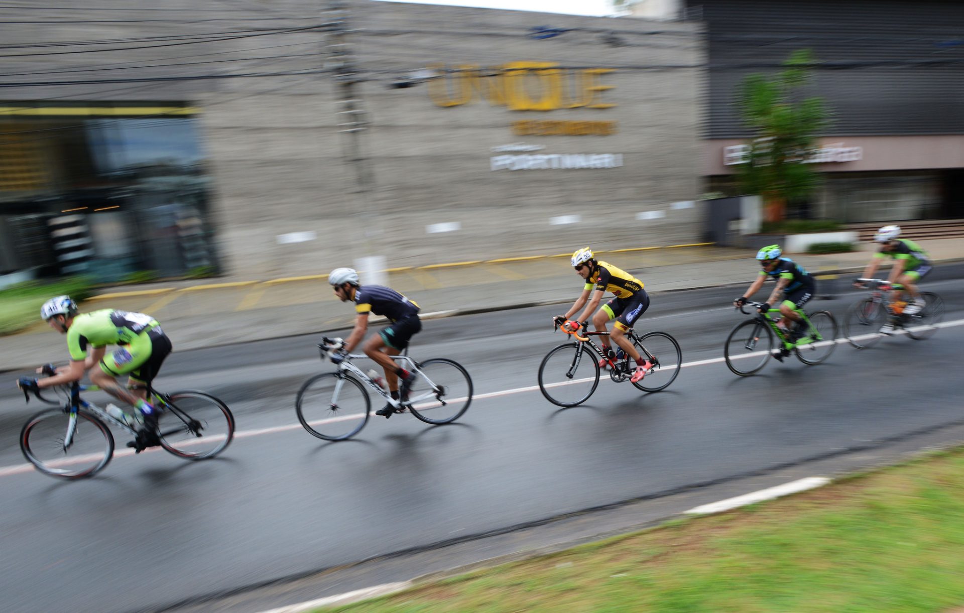 Manifestações contra Israel em razão da guerra em Gaza afetam competições de ciclismo como Volta da Espanha e França, levantando questões sobre a segurança dos atletas. Foto: Fotos Públicas