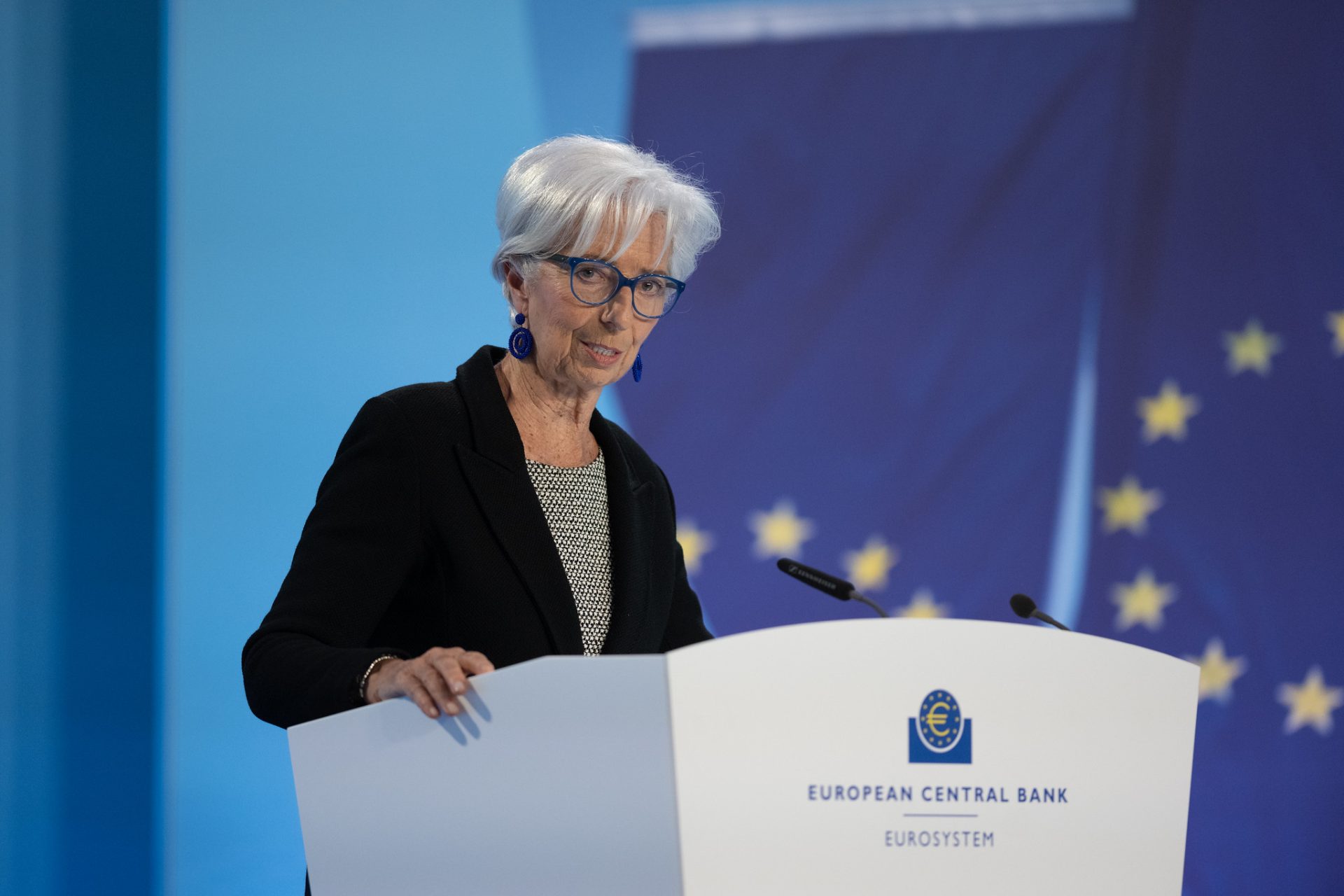 O Banco Central Europeu (BCE) decidiu manter suas taxas de juros, equilibrando a inflação próxima da meta e as crescentes incertezas geopolíticas na Europa - Foto por: Angela Morant/BCE/ Fonte: Fotos Públicas