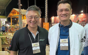 Martin Chang e Dahge Chiadin Chang na feira. Foto: Divulgação