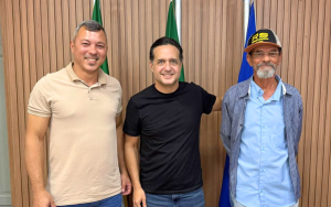 O vereador Juninho Tatá, o deputado Gandini e o prefeito Guima: parceria para fortalecer o turismo em Pancas. Foto: Wilbert Suave
