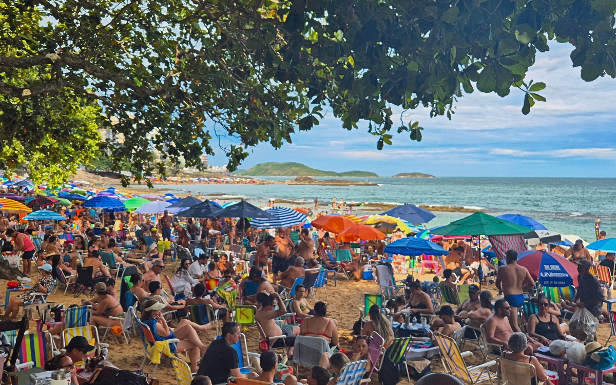 Atividade turística em praia de Guarapari, em janeiro de 2025. Foto: Mário Fernando Souza/ES Brasil