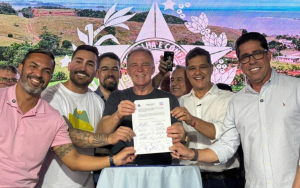 Assinatura da OS da estrada de acesso ao Frade e a Freira. Foto: Mateus Fonseca/Governo do ES