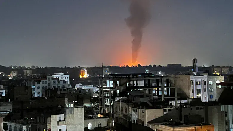 Israel confirma ataques a alvos Houthis no Iêmen, retaliando lançamentos de mísseis e drones. Imprensa iemenita relata atingimento de posto médico. Foto: Reprodução / X