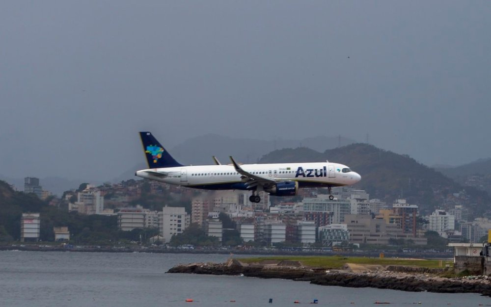 Vazamento de óleo na pista do Aeroporto Santos Dumont, Rio de Janeiro, suspende voos nesta terça (30) - Foto: Reprodução