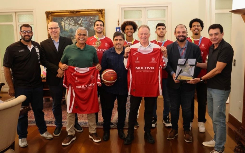 Casagrande recebe presidente da CBB e taça da Copa América de basquete