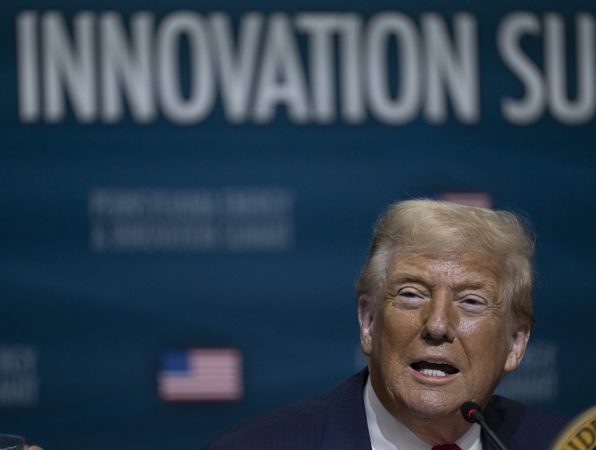 Presidente Trump aborda rumores de saúde, planos para Guarda Nacional em Chicago e Los Angeles, tráfico de drogas da Venezuela e Putin em coletiva. Foto: Molly Riley / Fotos Públicas