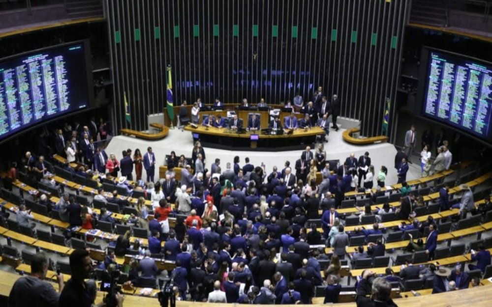 A Câmara aprovou o PL que reduz a exigência de progressão de regime para condenados do 8/1; texto segue ao Senado e divide parlamentares - Foto: Vinícius Loures/Câmara dos Deputados