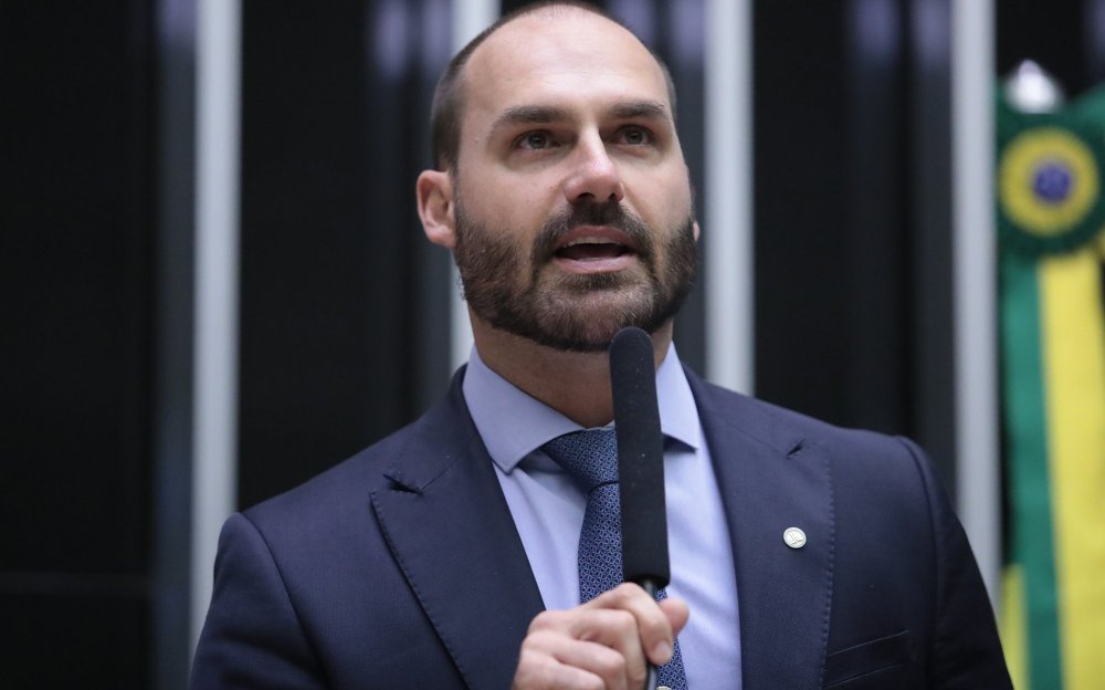 Eduardo Bolsonaro publica sobre medidas do STF contra o pai e sua relação com o Supremo Tribunal Federal, afetando sua liberdade e direitos. Foto por: Mário Agra – Câmara dos Deputados
