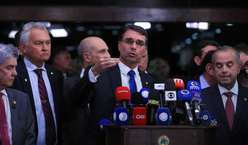 Senador Flávio Bolsonaro defende anistia para todos, inclusive Jair Bolsonaro, após condenação do ex-presidente pelo STF - Fonte: Fotos Públicas/ Foto por: Lula Marques/Agência Brasil