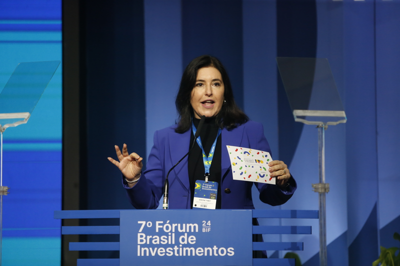 Ministra Simone Tebet festeja a queda da taxa de desemprego para 5,6% em julho, a menor da história - Foto por: Marcelo Camargo/Agência Brasil